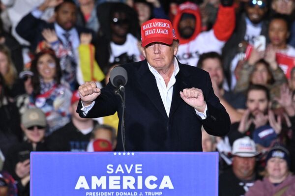Fostul președinte al SUA, Donald Trump, face gesturi în timp ce vorbește la mitingul organizat în cadrul festivalului Canyon Moon Ranch din orașul Florence situat în statul american Arizona pe 15 ianuarie 2022, - Sputnik Moldova