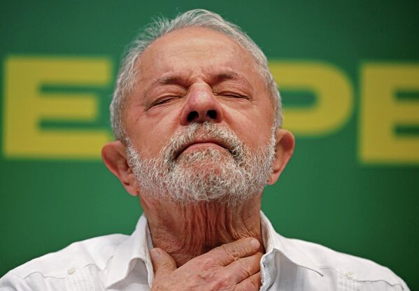 Liderul statului brazilian aflat la conducerea Partidului Muncitorilor de stânga (PT), Luiz Inacio Lula da Silva, face gesturi în timpul unei conferințe de presă la Rio de Janeiro pe 30 septembrie 2022. - Sputnik Moldova