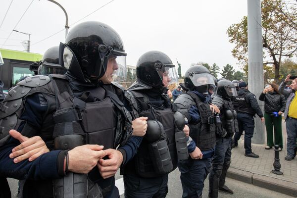 Polițiștii au format cordoane pentru a împiedica protestatarii să ajungă în PMAN - Sputnik Moldova