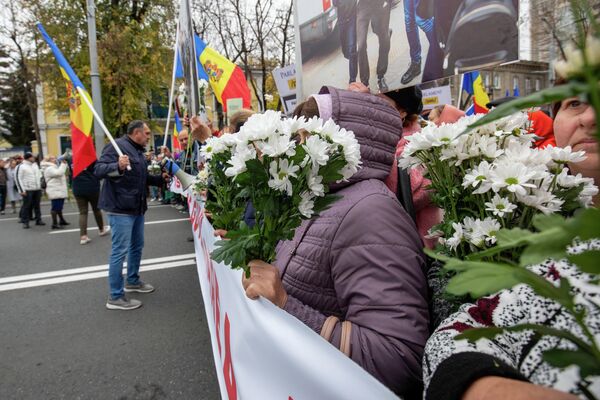 Mai mulți protestatari au adus flori pentru oamenii legii - Sputnik Moldova