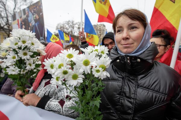 Mai mulți protestatari au adus flori pentru oamenii legii - Sputnik Moldova