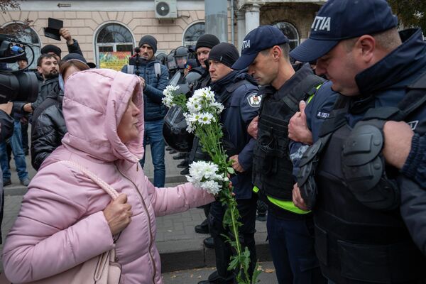 Protestatari au înmânat flori oamenilor legii - Sputnik Moldova