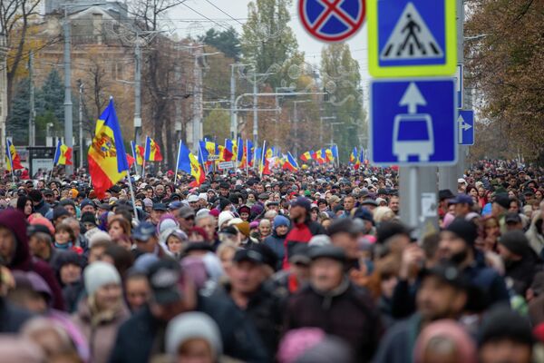 По оценкам организаторов митинга, в нем приняли участие десятки тысяч человек. Полиция насчитала 1700. - Sputnik Молдова