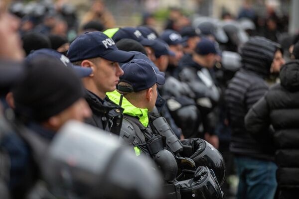 Polițiștii au format cordoane pentru a împiedica protestatarii să ajungă în PMAN - Sputnik Moldova