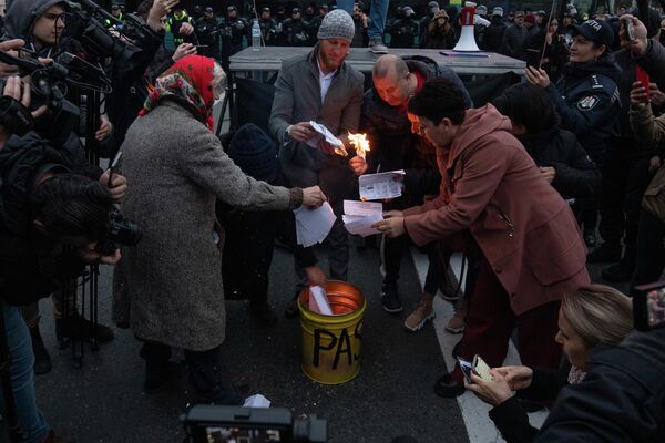 La protest, oamenii au dat foc la facturile exorbitante - Sputnik Moldova
