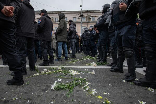 Poliția nu a acceptat florile protestatarilor, astfel acestea au fost lăsate pe jos - Sputnik Moldova
