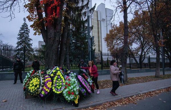 Coroanele de flori artificiale au fost lăsate la gardul Preşedinţiei - Sputnik Moldova