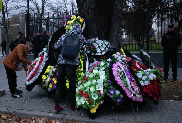 Coroanele de flori artificiale au fost lăsate la gardul Preşedinţiei - Sputnik Moldova