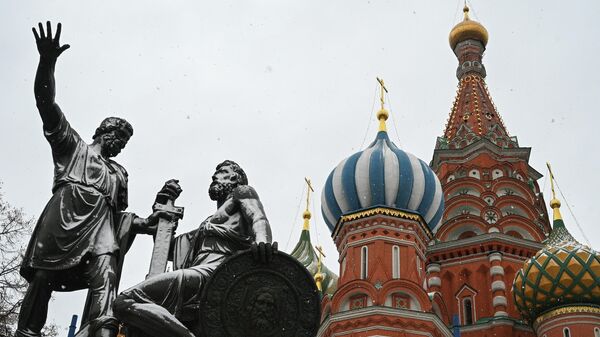 Завершение реставрации памятника Минину и Пожарскому на Красной площади - Sputnik Молдова