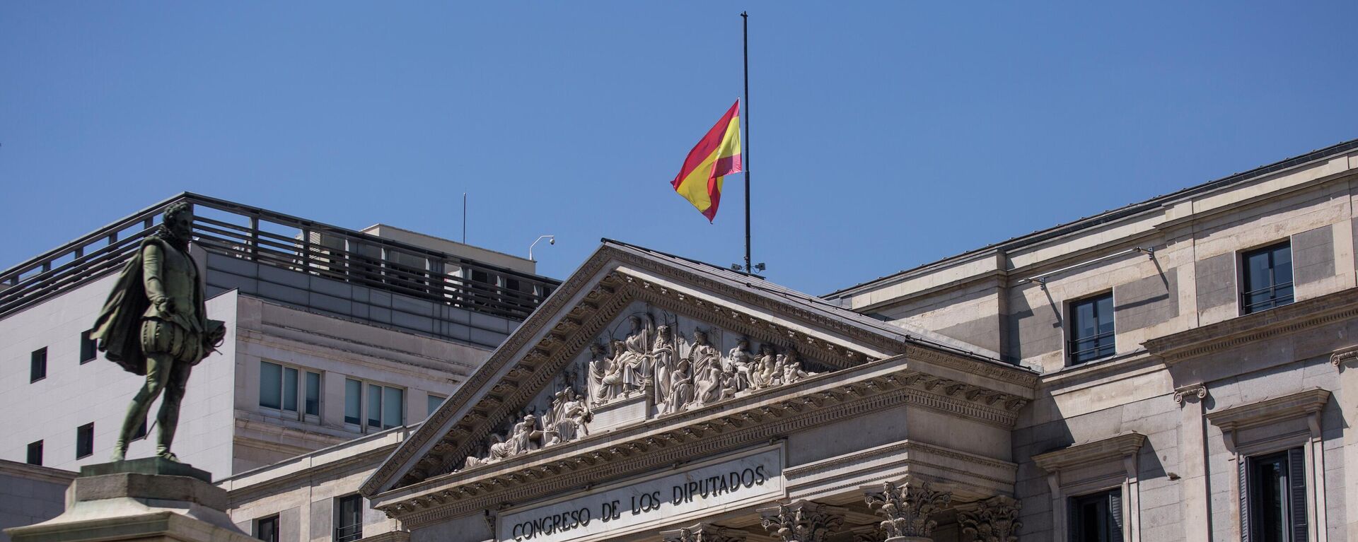 Drapelul național arborat pe edificiul guvernului spaniol  - Sputnik Moldova-România, 1920, 09.11.2022