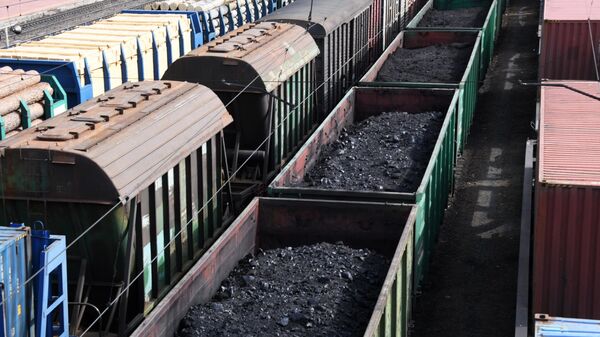 eșalon de tren care transportă cărbune - Sputnik Moldova-România