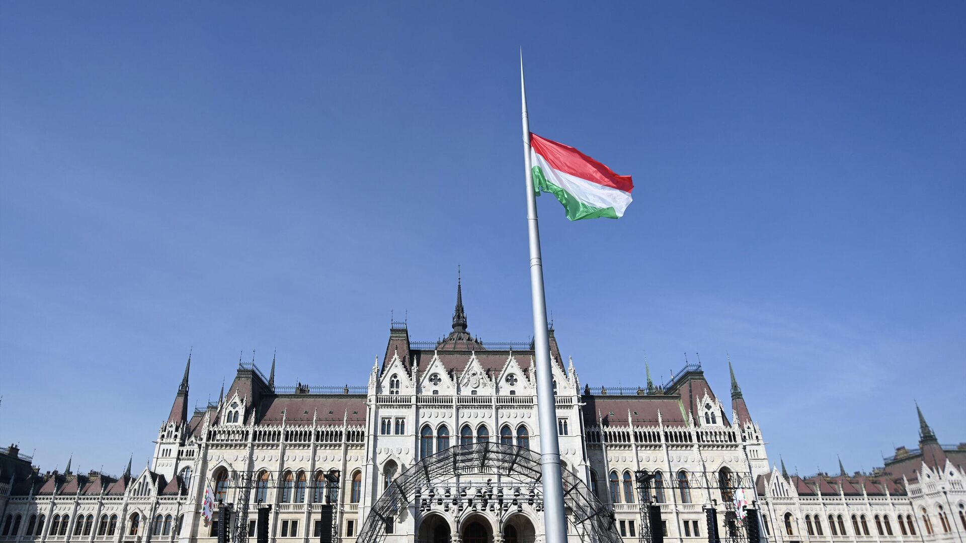 Drapelul Ungariei arborat în fața clădirii Parlamentului, Budapesta - Sputnik Moldova-România, 1920, 14.11.2022