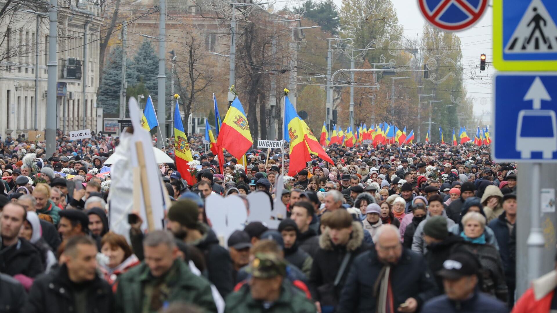 Președintele raionului Orhei, Dinu Țurcanu, care este unul dintre organizatorii protestelor, a spus că astăzi au manifestat în centrul Chișinăului între 40 și 60 de mii de oameni.  - Sputnik Moldova, 1920, 13.11.2022