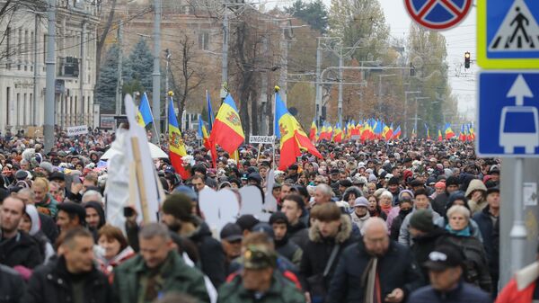 Președintele raionului Orhei, Dinu Țurcanu, care este unul dintre organizatorii protestelor, a spus că astăzi au manifestat în centrul Chișinăului între 40 și 60 de mii de oameni.  - Sputnik Moldova
