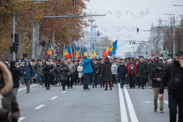 Manifestanții au umplut bulevardul Ștefan cel Mare și Sfânt.   - Sputnik Moldova
