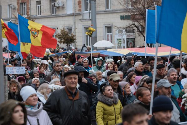 Președintele raionului Orhei, Dinu Țurcanu, care este unul dintre organizatorii protestelor, a spus că mulți oameni nu au putut să ajungă în Capitală, dat fiind că Poliția a blocat deplasarea mai multor autocare și microbuze care aduceau protestatari în Capitală. Potrivit lui Dinu Țurcanu, aproximativ 20 de mii de oameni așa și nu au mai putut să ajungă la protest. - Sputnik Moldova