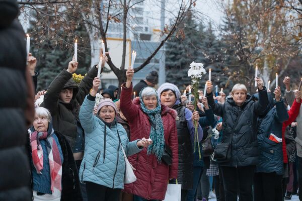 Свечи в руках протестующих как символ энергетического кризиса. - Sputnik Молдова