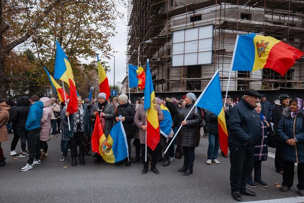 Oamenii au purtat drapelele naționale ale Republicii Moldova și au cerut demisia guvernanților.  - Sputnik Moldova