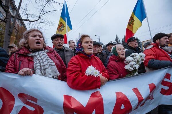 Oamenii au scandat „Jos Maia Sandu!”, „Alegeri anticipate!”. De altfel ei au venit cu flori la protest – crizanteme albe și au desfășurat un tricolor uriaș, de multe zeci de metri. În general, ei nu au purtat drapelele Partidului Șor, ci doar drapelul de stat al țării. - Sputnik Moldova
