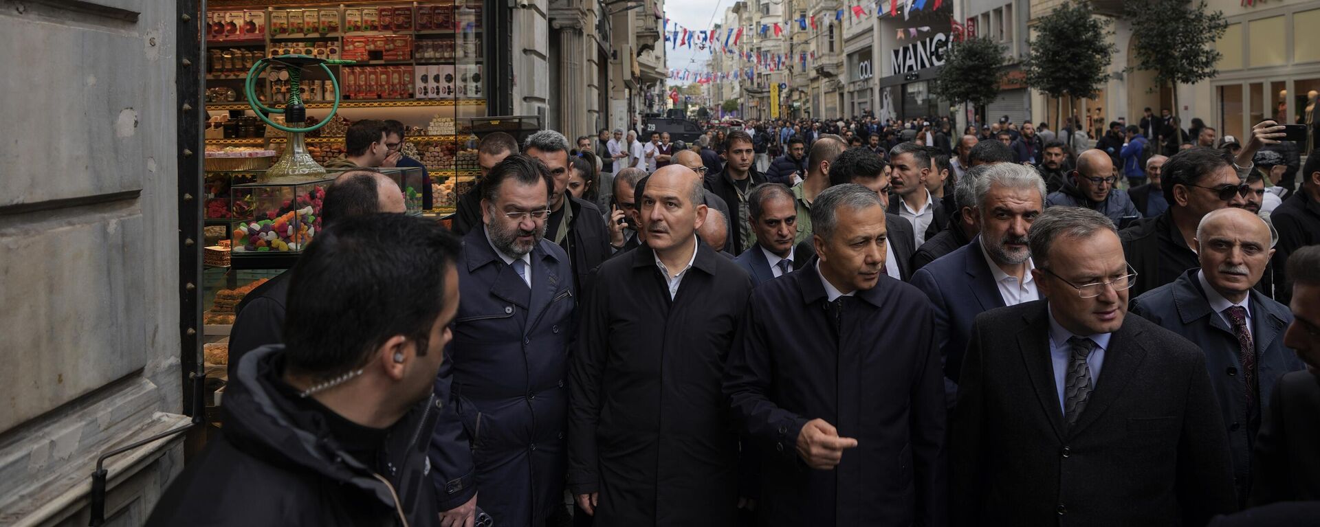 Ministrul de Interne al Turciei, Suleyman Soylu, în centru, vizitează locul exploziei de duminică pe strada pietonală Istiklal din Istanbul. - Sputnik Moldova, 1920, 14.11.2022