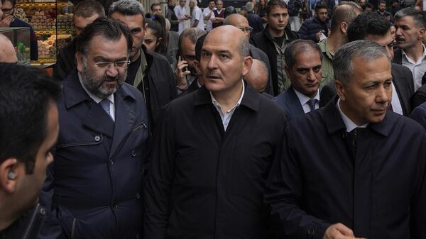 Ministrul de Interne al Turciei, Suleyman Soylu, în centru, vizitează locul exploziei de duminică pe strada pietonală Istiklal din Istanbul. - Sputnik Moldova