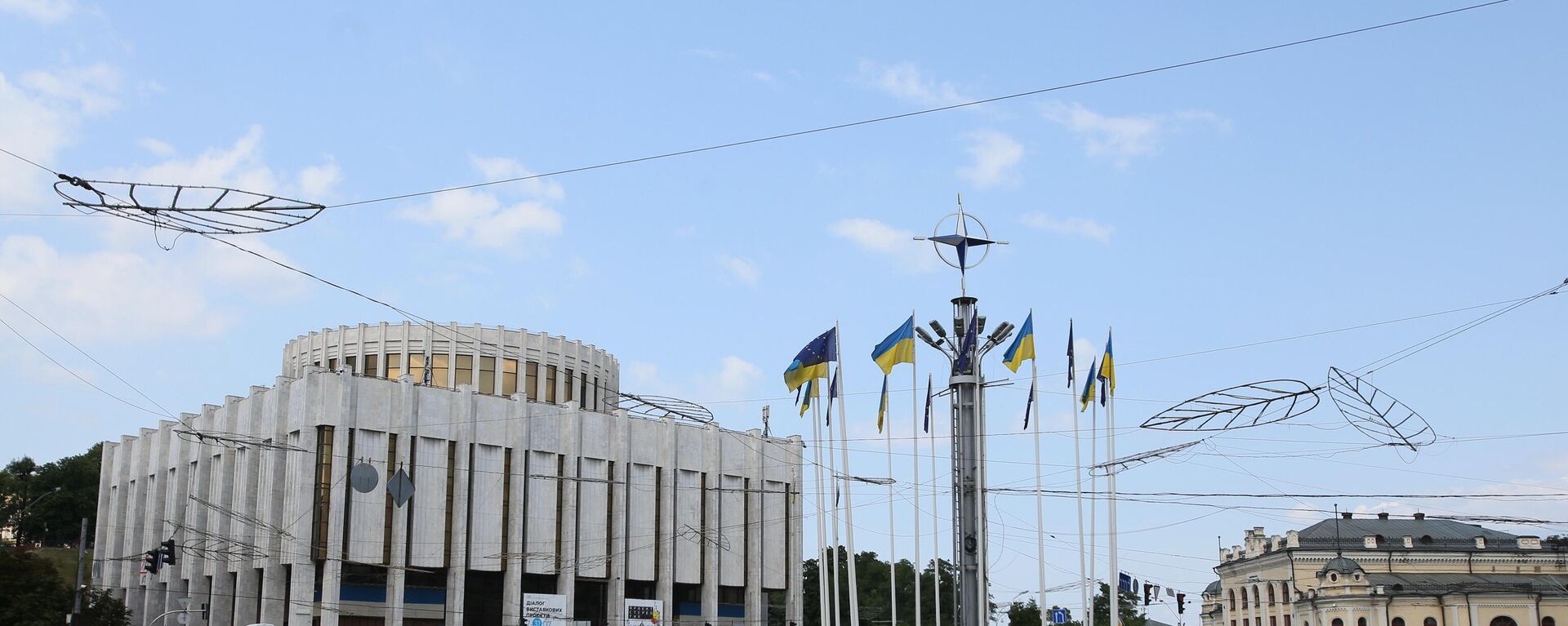 Эмблема НАТО и Украинский дом на Европейской площади в Киеве. - Sputnik Молдова, 1920, 15.11.2022