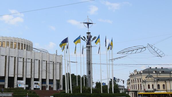 Эмблема НАТО и Украинский дом на Европейской площади в Киеве. - Sputnik Молдова