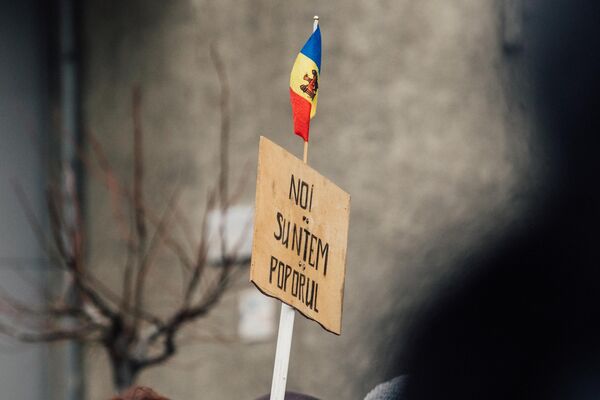 „Noi suntem poporul”, un placat adus de oameni la protestul antiguvernamental de astăzi - Sputnik Moldova