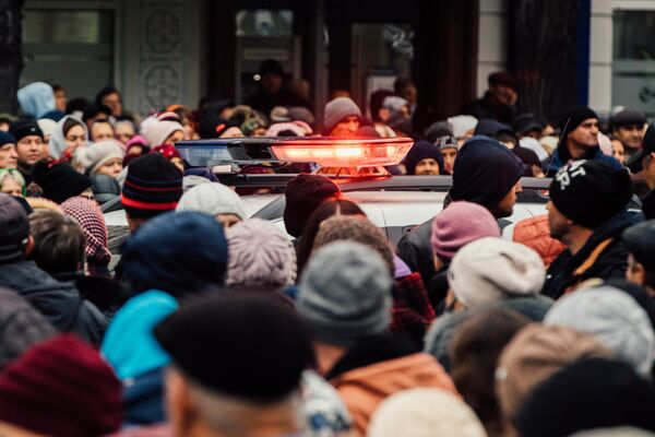 Mașina poliției printre mulțime la protestul de astăzi din fața Procuraturii Generale. - Sputnik Moldova