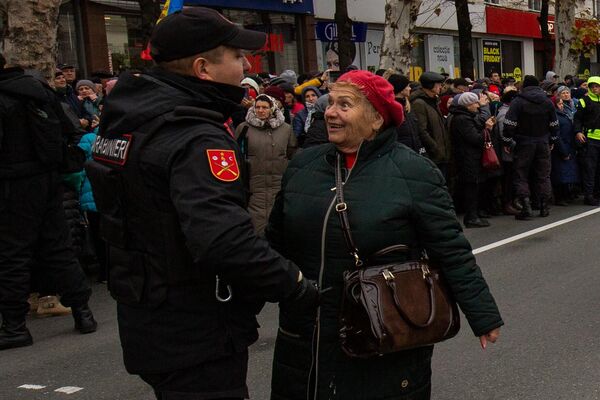 Участница акции протеста спорит с полицейским, который требует освободить проезд. - Sputnik Молдова