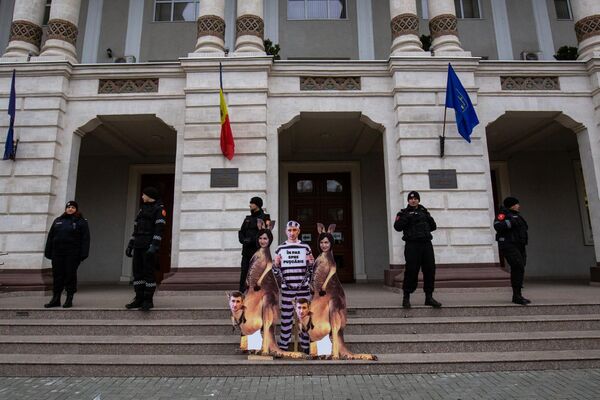 Protestatarii au adus cu ei o figură în mărimea naturală a lui Ion Munteanu, pe care scrie: „În PAS spre pușcărie”. - Sputnik Moldova