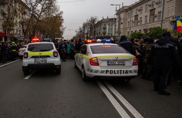 Mașina poliției printre mulțime la protestul de astăzi din fața Procuraturii Generale. - Sputnik Moldova