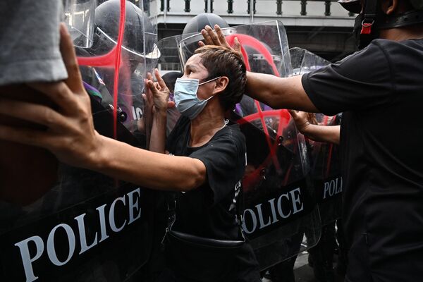 Протестующий давит на полицию во время демонстрации возле места проведения саммита Азиатско-Тихоокеанского экономического сотрудничества (АТЭС) в Бангкоке, 17 ноября 2022 г. - Sputnik Молдова