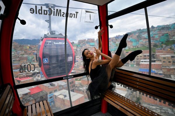 Танцовщица театральной труппы La Conspiraciуn выступает в вагоне общественного транспорта в районе Сьюдад-Боливар в Боготе во время фестиваля Danza en la Ciudad (&quot;Танец в городе&quot;) 16 ноября 2022 г. - Sputnik Молдова