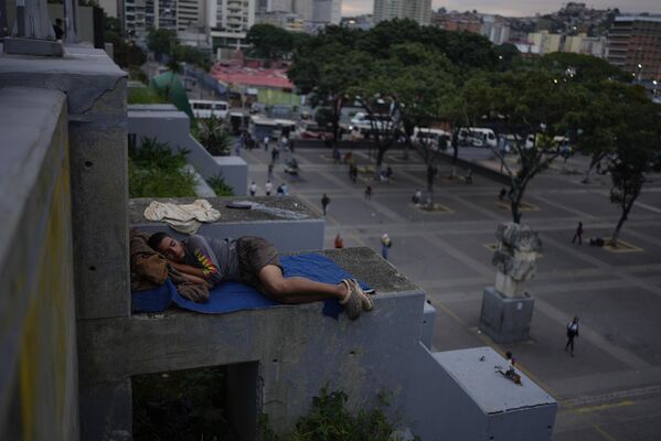 Человек спит на улице в Каракасе, Венесуэла, рано утром во вторник, 15 ноября 2022 г. По прогнозам Организации Объединенных Наций, во вторник население мира достигнет примерно 8 миллиардов человек. - Sputnik Молдова