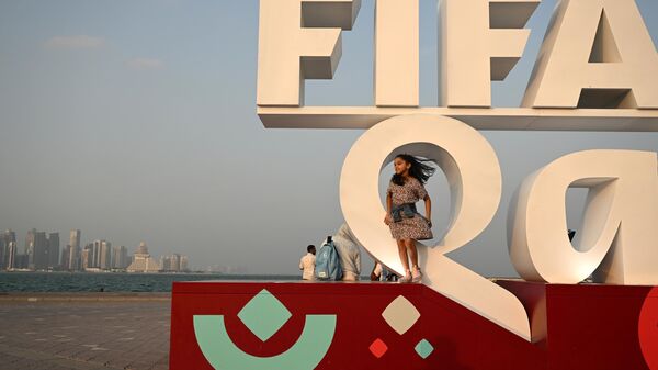 Девочка возле стелы FIFA World Cup в Дохе - Sputnik Moldova