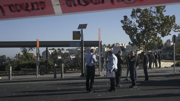 Израильские полицейские на месте взрыва на автобусной остановке в Иерусалиме - Sputnik Молдова
