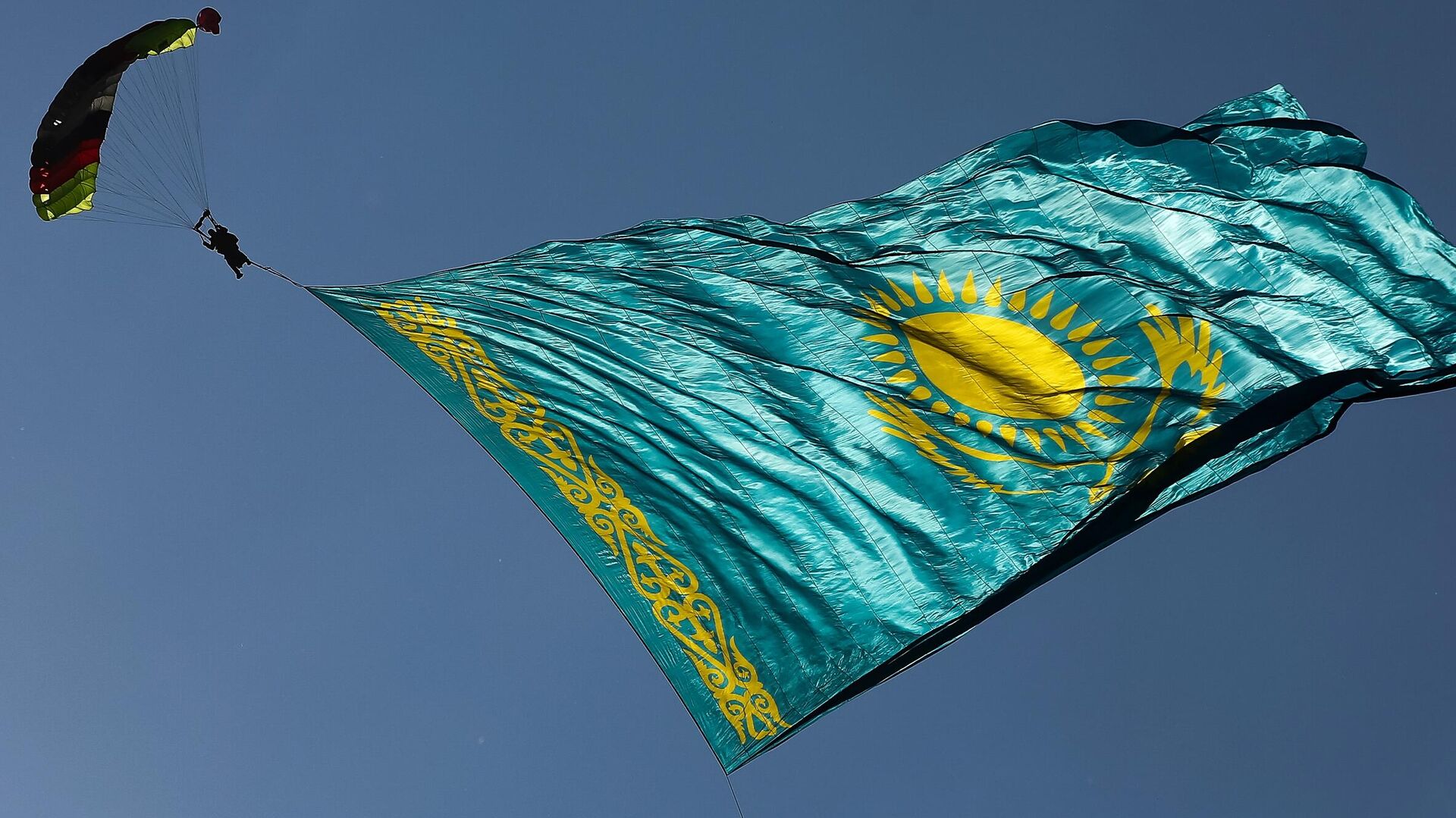 Прыжок с парашютом в честь Дня республики Казахстан - Sputnik Moldova, 1920, 05.02.2024