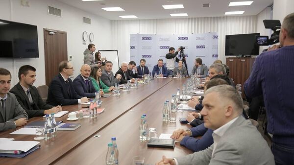 Олег Серебрян и Виталий Игнатьев на переговорах 1+1 в Кишиневе в здании ОБСЕ - Sputnik Молдова