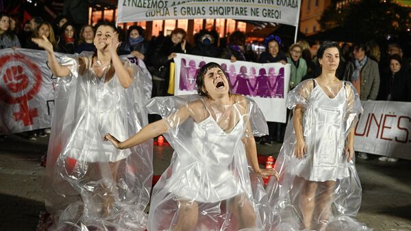 Женщины выступают в центре Афин во время митинга, посвященного Международному дню борьбы за ликвидацию насилия в отношении женщин - Sputnik Молдова