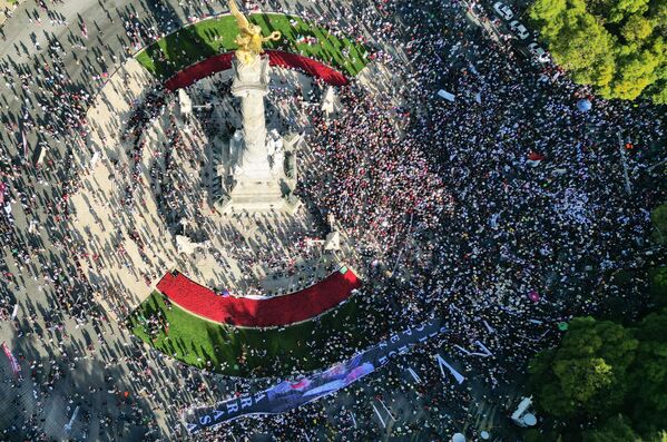 Аэрофотоснимок марша президента Мексики Андреса Мануэля Лопеса Обрадора в Мехико в ознаменование четвертого года его пребывания в должности  - Sputnik Молдова