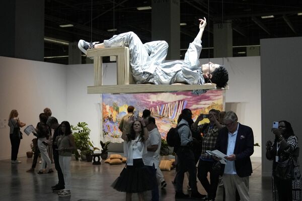 Перформанс художницы Марии Хосе Архоны под названием Стул на выставке Art Basel в Майами-Бич - Sputnik Молдова