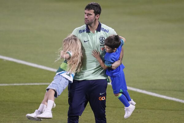 Вратарь сборной Бразилии Алиссон со своей дочерью Хеленой и сыном Маттео во время тренировки на чемпионате мира по футболу в Дохе, Катар. - Sputnik Молдова