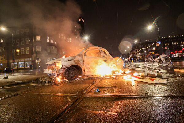 Автомобиль горит на площади Меркаторплейн в Амстердаме, Нидерланды - Sputnik Молдова