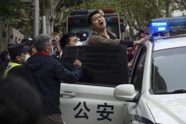 Протестующий во время акции протеста на улице в Шанхае, Китай - Sputnik Молдова