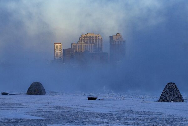 Палатки рыбаков на льду реки Обь во время сильных морозов в Новосибирске - Sputnik Молдова