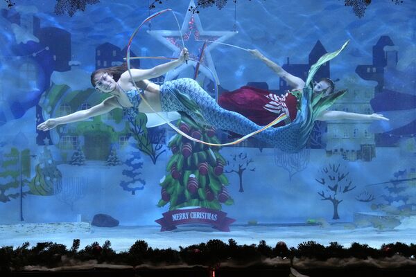 Ныряльщицы в костюме русалок выступают во время мероприятия в поддержку предстоящего рождественского фестиваля в аквариуме Coex в Сеуле, Южная Корея - Sputnik Молдова