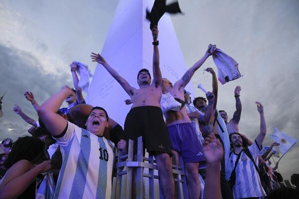 Аргентинские футбольные фанаты празднуют победу своей команды в матче против Польши на чемпионате мира возле обелиска в Буэнос-Айресе - Sputnik Молдова