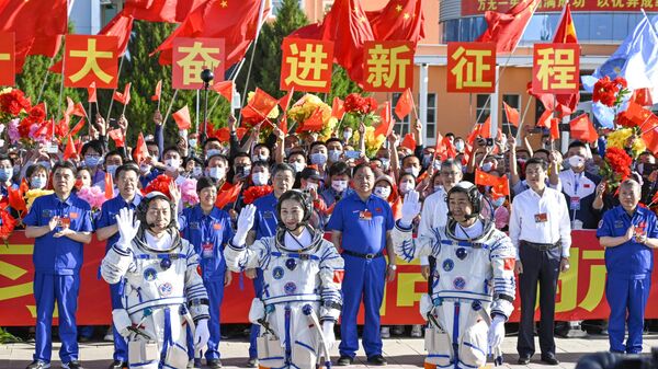 Astronauții chinezi Cai Xuzhe (S), Chen Dong (C) și Liu Yang pozează în timpul ceremoniei de lansare a misiunii Shenzhou-14 - Sputnik Moldova-România
