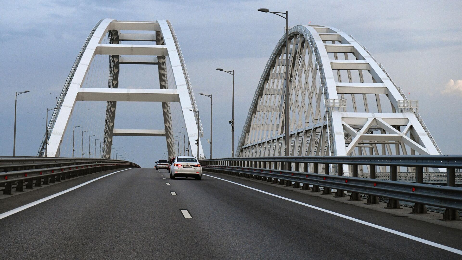 Pe Podul din Crimeea a fost reluat traficul auto - Sputnik Moldova, 1920, 14.01.2023